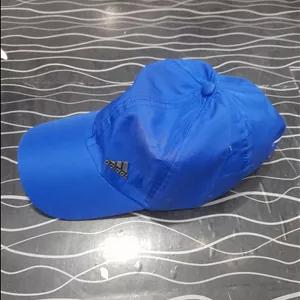 کلاه آفتابی آدیداس آبی و  کرم روشن