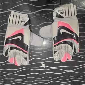 دستکش دروازه بانی نایک در ۳ رنگ