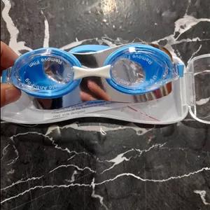 عینک شنا آبی و سفید در پیچی