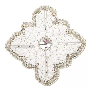 سنجاق سینه زنانه سفید طرح دانه برف دست دوز