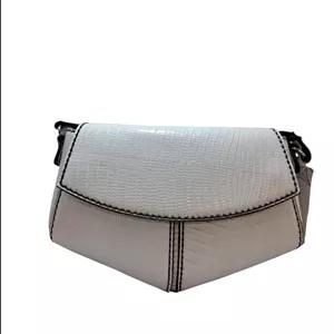 کیف تمام چرم دوشی مثلثی