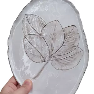 ظرف سرامیکی دست ساز دفرمه طرح برگ