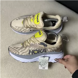 کتونی زنانه مدل سوپر  رانینگ هوکا کرم HOKA