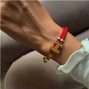 دستبند زنانه طرح هرمس نیمه چرم مصنوعی و نیم آبکاری درجه یک نقره ضد حساسیت رنگ ثابت کد ztj