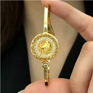 دستبند بنگل زنانه مدل ورساچه Versace نگین کاری شده رنگ طلایی جنس برنجی با آبکاری نقره ضد حساسیت رنگ ثابت کد zsm