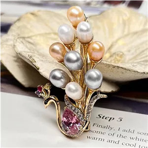 سنجاق سینه طرح طاووس جواهری نگین کاری شده با پر های مرواریدی آبکاری نقره ضد حساسیت رنگ ثابت کد ztk