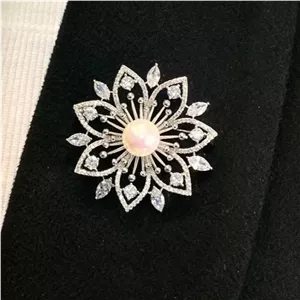 سنجاق سینه زنانه جواهری طرح گل هفت برگ نگین کاری شده آبکاری نقره ضد حساسیت رنگ ثابت کد ztk