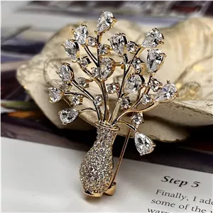 سنجاق سینه زنانه پرطرفدار طرح گلدان نگین کاری شده با برگ جواهری آبکاری نقره ضد حساسیت رنگ ثابت کد ztk