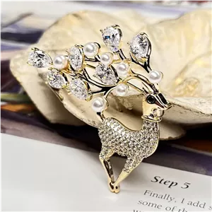 سنجاق سینه زنانه طرح گوزن نگین کاری شده با شاخ جواهری و مرواریدی آبکاری نقره ضد حساسیت رنگ ثابت کد ztk