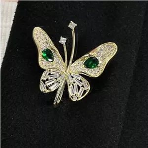 سنجاق سینه زنانه طرح پروانه جواهری نگین کاری شده رنگ طلایی آبکاری نقره ضد حساسیت رنگ ثابت کد ztk