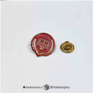بج سینه مرکز وکلا قرمز با حکاکی طلایی