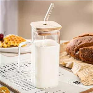 لیوان اسموتی نی دار و درب دار مدل مربع دسته شفاف