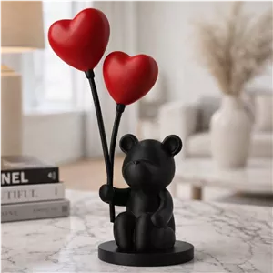 مجسمه دکوری خرس با بادکنک های قلبی