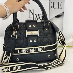 کیف صندوقی نیمگرد دیور Dior با بند پهن کد 1090