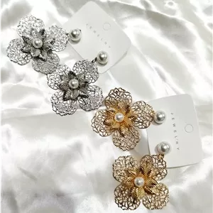 گوشواره گل اشرافی مروارید مرکزی استیل آبکاری طلا و نقره رنگ ثابت ضد حساسیت و آلرژی از برند زارا اکسسوری تولید ایتالیا