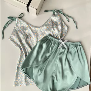 ست تاپ و شورتک ساتن گره ای طرح بابونه