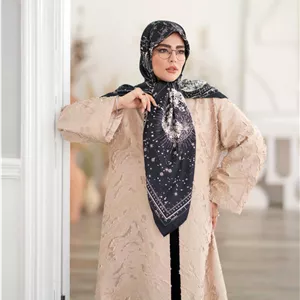 روسری ابریشم ژاکارد دیور طرح کهکشان مشکی کرم روشن