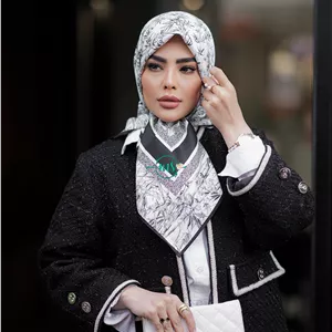 روسری ابریشم طرح دیور 5402 سفید مشکی
