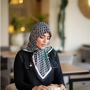 روسری ابریشم طرح دیور مشکی سفید