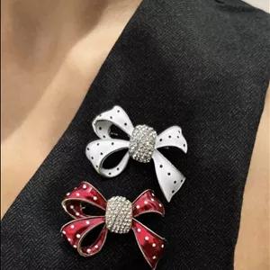 گل سینه پاپیون