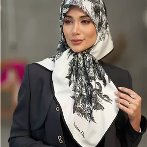 روسری ابریشم طرح مارک جنگل دیور قواره ۹۰