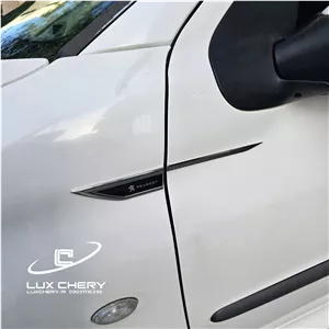 آرم روی گلگیر مدل ژوبین با لوگوی پژو