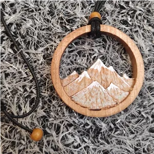 گردنبند چوبی دستساز کوهستان بهار با چوب گردو