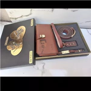 ست کیف و کمربند چرم طبیعی دست دوز با حکاکی چهره شما خانمان مدل 366877