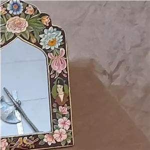 آینه پاپیه ماشه ایستاده گل ومرغ با رنگهای معدنی وگیاهی باطول 15 سانتی متر وارتفاع 25 سانتی متر خانمان مدل 336648