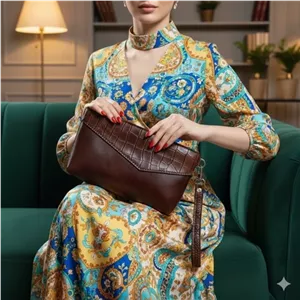 کیف بند دستی تمام چرم طبیعی گاوی زنانه رنگ قهوه ای دست دوز داخل کیف تک خانه تک زیپ کیفیت عالی خانمان مدل 359960