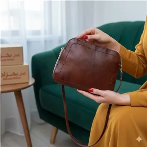 کیف دوشی زنانه دخترانه تمام چرم طبیعی گاوی درجه یک رنگ قهوه ای دست دوز بند چرمی دوشی بلند قابل تنظیم دو زیپ داخل کیف سه خانمان مدل 366785