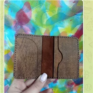 جاکارتی ساده چرم طبیعی دست دوز که ظرفیت قرارگیری 4تا کارت رو داره خانمان مدل 364783