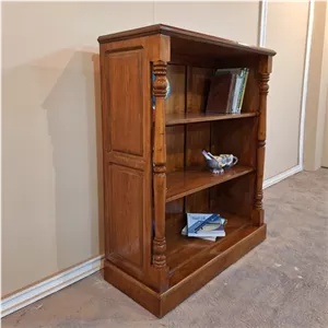 کتابخانه کلاسیک 3 طبقه ستون خراطی فندقی خانمان مدل 348521