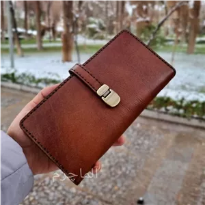 کیف پول پالتویی مردانه چرم طبیعی گاوی و دست دوز، کیف پول کتی چرم مردانه کیف پول مردانه قفل دار محصول آلماچرم خانمان مدل 362624