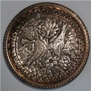 بشقاب قلمزنی مسی طرح گل و مرغ 3 تمام کار دست قطر 20cm خانمان مدل 339212 
