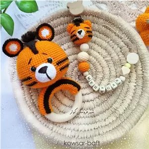 ست سیسمونی جغجغه و بند پستونک ببر نارنجی دستبافت خانمان مدل 370993
