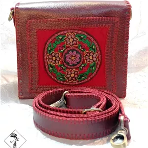 کیف چوب و چرم دست دوز ققنوس به همراه قطعه سوخته نگاری و پته دوزی قرمز خانمان مدل 365428