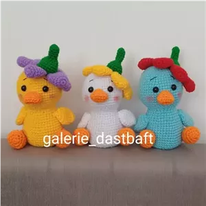 عروسک بافتنی اردک گل به سرهرکدام249تومن11سانتی بافت به رنگ دلخواه شما خانمان مدل 360122