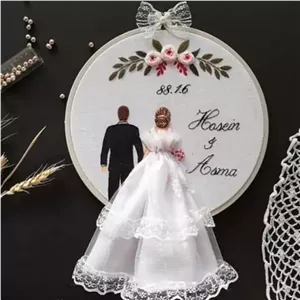 تابلو گلدوزی عروس و داماد 2 خانمان مدل 360801