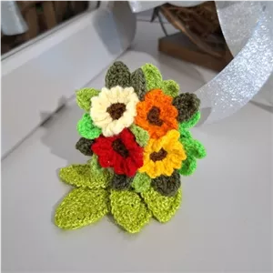 عروسک بافتنی مینی دسته گل مناسب دکور و آویز خانمان مدل 361391
