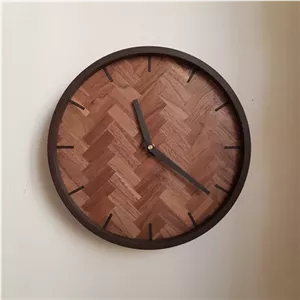 ساعت دیواری چوب گردو طرح جناغی خانمان مدل 345045