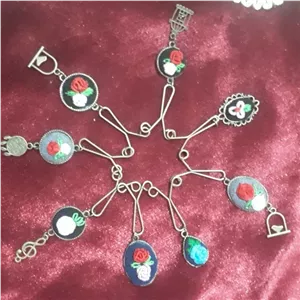 گیره روسری گلدوزی شده مدل A10 زیبایی بیشتری به روسری و شال شما هدیه می‌کند. رنگ خانمان مدل 360289