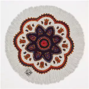 رومیزی گرد پته دوزی طرح همیشه بهار سفید خانمان مدل 362951 