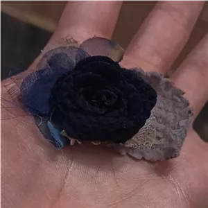 سنجاق سینه گل بافتنی زیبا خانمان مدل 359830