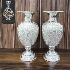گلدان شبه نقره قلمزنی شماره 2 گل و طاووس اعلاء خمره ای متوسط سفید خانمان مدل 345025