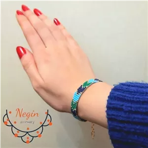 دستبند منجوق بافی با وایب آبی خانمان مدل 361658
