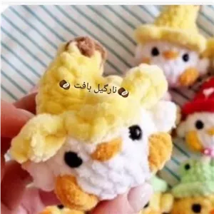 عروسک جوجه بافتنی مخملی و نرمالو با کلاه موزی خانمان مدل 374016