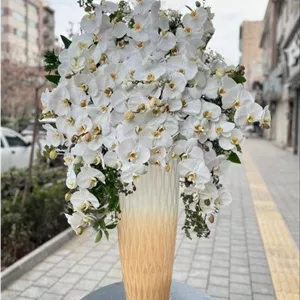 تحویل جام گل در نمایشگاه گل تهران از نزدیک ترین گل فروشی 5574