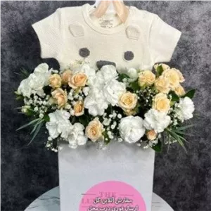 دسته گل و کیک تولد برای تولد بچه گانه ساده