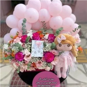 دسته گل و کیک تولد برای تولد کودک در کافه